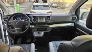 Opel Zafira-e Life přední část interiéru.